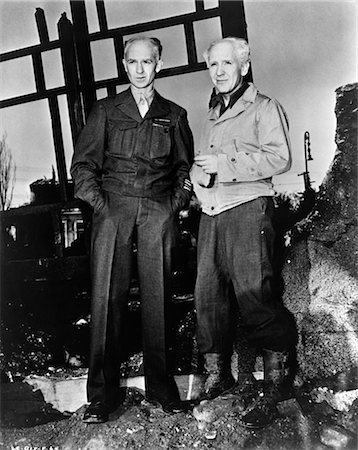 retro movies - ERNIE PYLE AND BURGESS MEREDITH ON THE SET OF MOVIE GI JOE MEREDITH PLAYED PYLE IN THE MOVIE Stock Photo - Rights-Managed, Code: 846-02791830