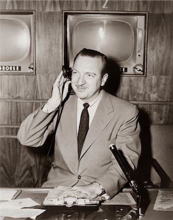 1950s WALTER CRONKITE NEWSCASTER SHOWN ON WEEKLY TELEVISION SERIES PICK THE WINNER 1952 Stock Photo - Rights-Managed, Code: 846-02791832