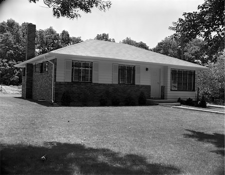 1950s SMALL SUBURBAN RANCH-STYLE HOME WITH MANICURED LAWN Stock Photo - Rights-Managed, Code: 846-02792098