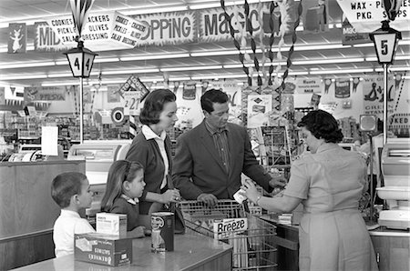 photo of grocery clerk - FAMILLE DES ANNÉES 1950 À L'ÉPICERIE DÉCOUVREZ COUNTER Photographie de stock - Rights-Managed, Code: 846-02792173