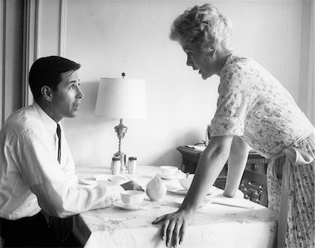stalemate - 1960s HUSBAND AND WIFE ARGUING AT BREAKFAST TABLE INDOOR Foto de stock - Con derechos protegidos, Código: 846-02792349