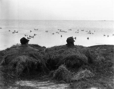 decoy - 1930s TWO MEN CAMOUFLAGED IN DUCK BLIND HUNTING Stock Photo - Rights-Managed, Code: 846-02792385