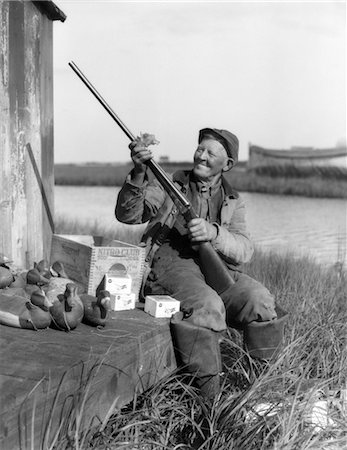 decoy - 1920s MAN CLEANING SHOT GUN DUCK DECOYS AMMUNITION BOX Stock Photo - Rights-Managed, Code: 846-02792448