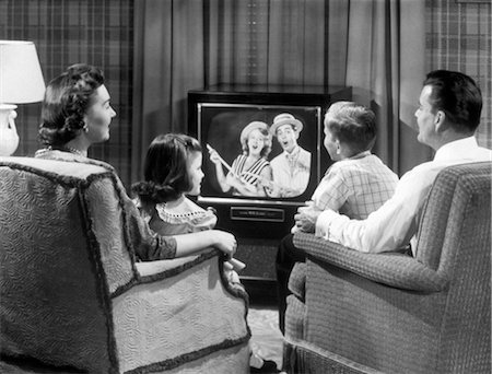 FAMILLE DES ANNÉES 1950, ASSIS DANS DES FAUTEUILS, REGARDER LA TÉLÉVISION Photographie de stock - Rights-Managed, Code: 846-02792512