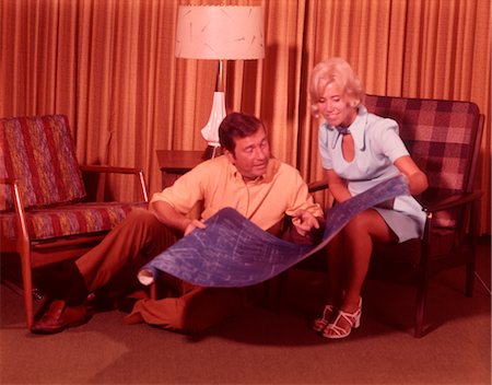 ANNÉES 1960 COUPLE HOLDING BLUEPRINTS Photographie de stock - Rights-Managed, Code: 846-02792636