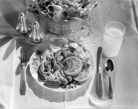 1940s 1950s DINNER SALAD PLATE ON THE TABLE WITH SALT PEPPER SHAKER KNIFE FORK SPOON AND SERVING BOWL Foto de stock - Con derechos protegidos, Código: 846-02792807
