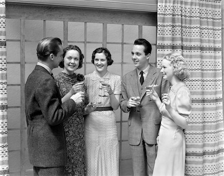 1930s 2 MEN 3 WOMEN TOASTING PARTY DRINKING ALCOHOL DRINK COUPLES COUPLE MAN WOMAN COCKTAIL COCKTAILS GROUP Stock Photo - Rights-Managed, Code: 846-02792916