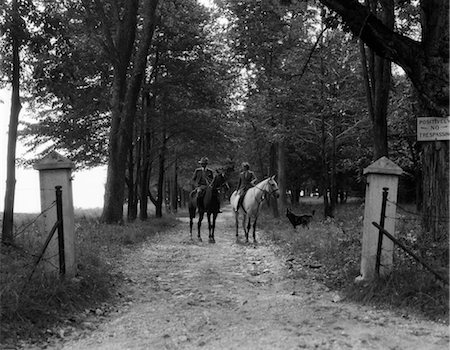 simsearch:846-02793153,k - 1930s MAN WOMAN RIDING HORSEBACK EASTERN STYLE IN BERKSHIRES NEAR LENOX ON BRIDAL PATH Stock Photo - Rights-Managed, Code: 846-02793195
