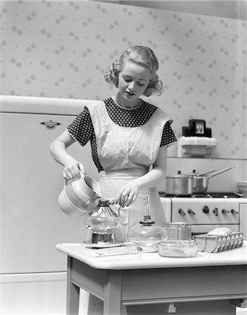 simsearch:846-02793176,k - 1930s WOMAN IN KITCHEN WEARING APRON MAKING BREAKFAST POURING WATER INTO COFFEE POT Foto de stock - Con derechos protegidos, Código: 846-02793209