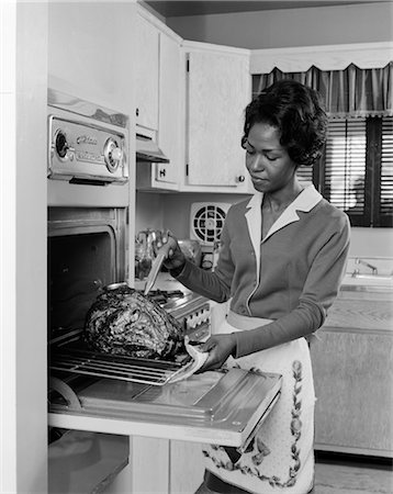 1970s BLACK WOMAN AFRICAN AMERICAN OVEN TURKEY THANKSGIVING Foto de stock - Con derechos protegidos, Código: 846-02793287