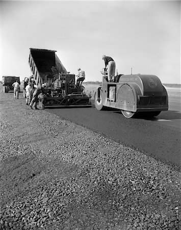 CONSTRUCTION DES ANNÉES 50 ANNÉES 60 ROUTE MACHINERIE LOURDE PAVE PAVAGE PAVAGE ASPHALTE MACADAM GOUDRON TARMAC HOMMES TRAVAILLEURS Photographie de stock - Rights-Managed, Code: 846-02793351