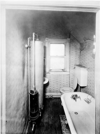 SALLE DE BAIN DES ANNÉES 1900 CHAUFFE-EAU À GAZ Photographie de stock - Rights-Managed, Code: 846-02793368