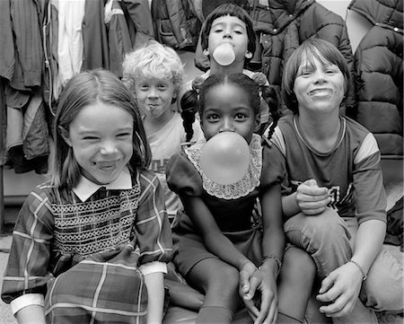 1980s GROUP OF FIVE CHILDREN CHEWING GUM AND BLOWING BUBBLES LAUGHING INDOOR Stock Photo - Rights-Managed, Code: 846-02793541