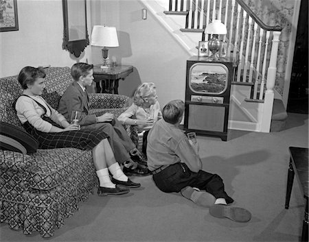1950s GROUP OF FOUR YOUNG TEENAGE BOYS AND GIRLS WATCHING TELEVISION Foto de stock - Con derechos protegidos, Código: 846-02793751