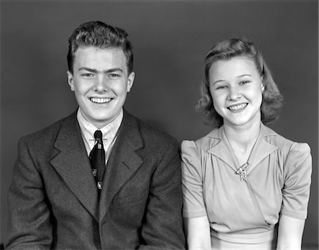 simsearch:846-02793798,k - 1940s WAIST UP PORTRAIT SMILING YOUNG TEEN COUPLE BOY GIRL Stock Photo - Rights-Managed, Code: 846-02793800