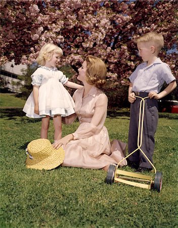 flower photo boy girl - MOTHER AND CHILDREN OUTDOORS Foto de stock - Con derechos protegidos, Código: 846-02793985