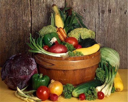 simsearch:846-03165636,k - WOODEN BOWL FULL OF FRESH GARDEN VEGETABLES Stock Photo - Rights-Managed, Code: 846-03164246