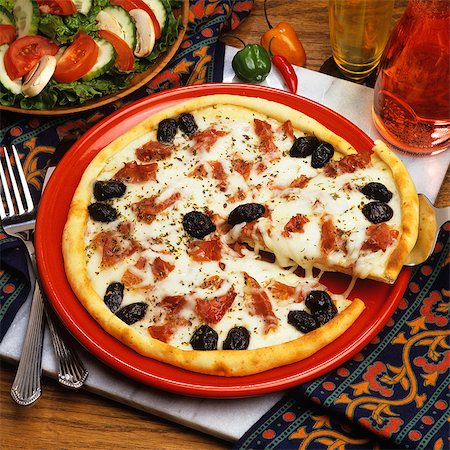 PIZZA WITH OLIVES AND HAM Stock Photo - Rights-Managed, Code: 846-03164356