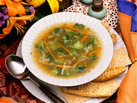 simsearch:846-03165636,k - VEGETABLE SOUP IN BOWL WITH CRACKERS Stock Photo - Rights-Managed, Code: 846-03164393