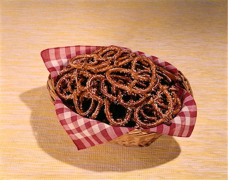 simsearch:846-03165636,k - 1960s PRETZELS SNACKS BOWL Stock Photo - Rights-Managed, Code: 846-03164452