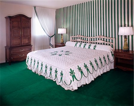 simsearch:846-03164688,k - CHAMBRE DES ANNÉES 70 AVEC LE COUVRE-LIT VERT ET BLANC RAYÉ DE PAPIER PEINT ET LES TAPIS VERT VIF Photographie de stock - Rights-Managed, Code: 846-03164689