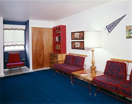 pennant flag - 1960s OFFICE WAITING ROOM BLUE CARPET LAMP END TABLE SCHOOL PENNANT Foto de stock - Con derechos protegidos, Código: 846-03164719