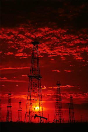 simsearch:846-03164221,k - RED SKY SUNSET OVER OIL FIELD SILHOUETTED DERRICKS AND PUMPS Stock Photo - Rights-Managed, Code: 846-03164773