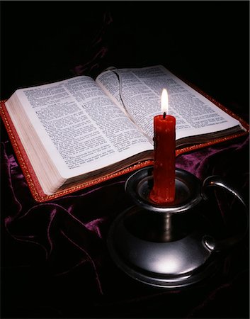 simsearch:846-03165636,k - BIBLE AND RED CANDLE IN PEWTER HOLDER Stock Photo - Rights-Managed, Code: 846-03165606