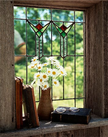 simsearch:846-03165636,k - STILL LIFE BOOKS BIBLE SPECTACLES VASE OF DAISIES SILL OF ANTIQUE STAINED GLASS WINDOW Stock Photo - Rights-Managed, Code: 846-03165601