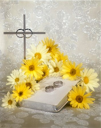 simsearch:846-03165636,k - WHITE BIBLE WEDDING RINGS SILVER CROSS AND BRIGHT YELLOW DAISIES Stock Photo - Rights-Managed, Code: 846-03165614