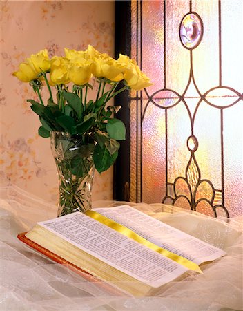 simsearch:846-03165636,k - YELLOW ROSES VASE OPEN BIBLE BY WINDOW Stock Photo - Rights-Managed, Code: 846-03165630