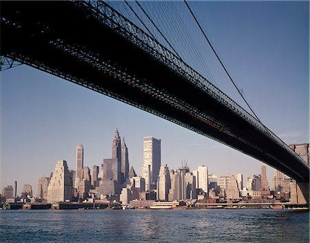 1960s SKYLINE VIEW DOWNTOWN MANHATTAN TAKEN FROM UNDER THE BROOKLYN BRIDGE Foto de stock - Con derechos protegidos, Código: 846-03165725