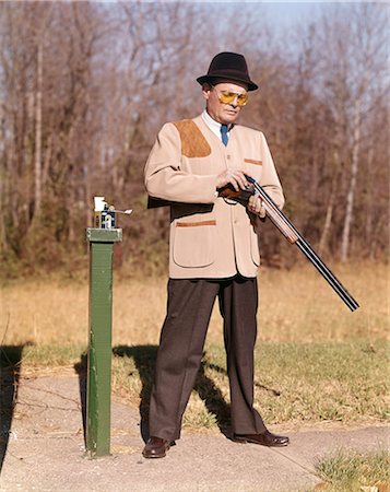 simsearch:846-02797725,k - 1960s MAN HUNTER LOADING RIFLE SHOTGUN FOR SKEET SHOOTING SPORT OUTDOORS Stock Photo - Rights-Managed, Code: 846-03166005