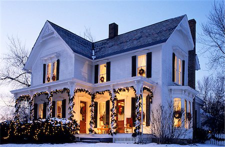LIGHTED HOUSE WITH CHRISTMAS DECORATIONS Stock Photo - Rights-Managed, Code: 846-03166203