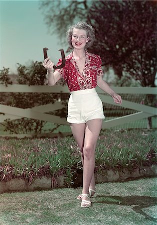 pitching - 1940s 1950s SMILING WOMAN TOSSING HORSESHOE FENCE IN BACKGROUND Stock Photo - Rights-Managed, Code: 846-03166364