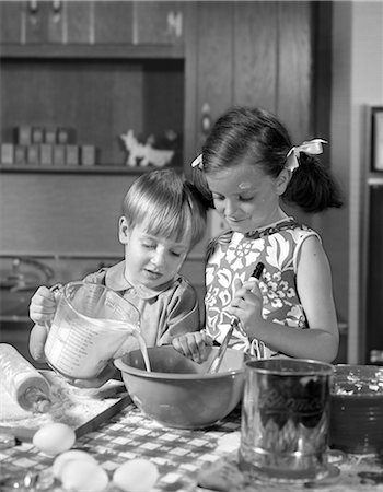 simsearch:846-02794589,k - 1960s TWO CHILDREN MIXING POURING BAKING IN KITCHEN Stock Photo - Rights-Managed, Code: 846-03163413