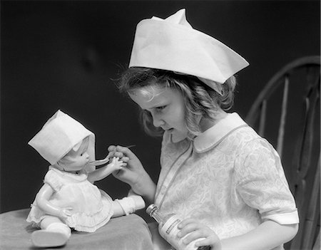 1930s CHILD PLAYING NURSE WITH DOLL Foto de stock - Con derechos protegidos, Código: 846-03163530