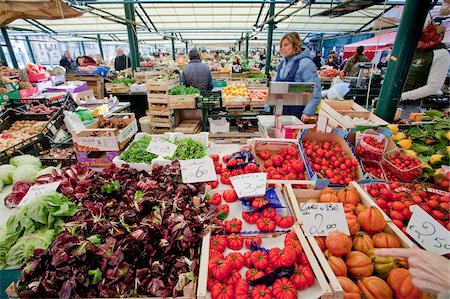simsearch:841-07541032,k - Marché de fruits et de légumes par le pont du Rialto, Venise, Vénétie, Italie, Europe Photographie de stock - Rights-Managed, Code: 841-05781546