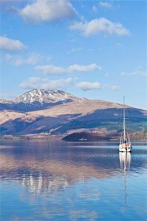 scenic sailboat - Picturesque tranquil Loch Lomond with sailing boat, snow covered Beinn Uird behind, from Luss Jetty, Luss, Argyll and Bute, Scotland, United Kingdom, Europe Foto de stock - Con derechos protegidos, Código: 841-05782372