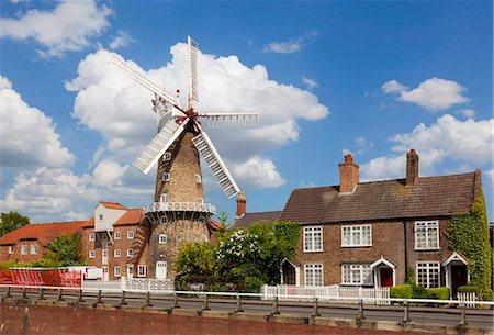 simsearch:841-07202520,k - The Maud Foster Windmill is a seven storey, five sailed windmill located by the Maud Foster Drain, Skirbeck, Boston, Lincolnshire, England, United Kingdom, Europe Stock Photo - Rights-Managed, Code: 841-05782396