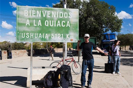 routard - Auto-stoppeur à la frontière de la Bolivie et l'Argentine, signe montrant 5121km à Ushuaia en bas sur l'Argentine, Argentine, Amérique du Sud Photographie de stock - Rights-Managed, Code: 841-05782789