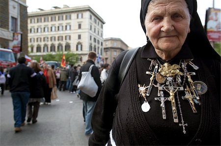 A Polish nun going to the Beatification of Pope John Paul II, Vatican, Rome, Lazio, Italy, Europe Stock Photo - Rights-Managed, Code: 841-05782997