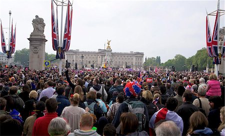 royalty - Crowds standing in the Mall outside Buckingham Palace on the day Prince William married Kate Middleton, 29th April 2011, London, England, United Kingdom, Europe Stock Photo - Rights-Managed, Code: 841-05795926
