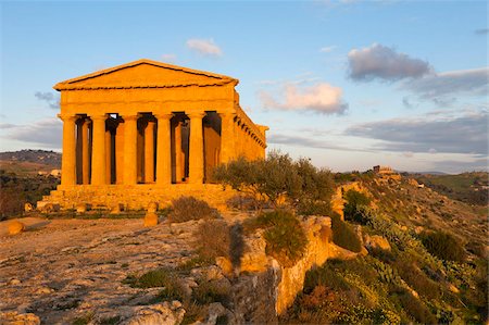 simsearch:841-07523215,k - Tempio di Concordia (Concord) at sunset, Valle dei Templi, UNESCO World Heritage Site, Agrigento, Sicily, Italy, Europe Foto de stock - Con derechos protegidos, Código: 841-05848608