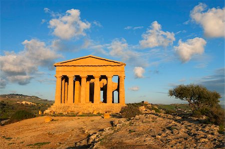 simsearch:841-07523215,k - Tempio di Concordia (Concord) at sunset, Valle dei Templi, UNESCO World Heritage Site, Agrigento, Sicily, Italy, Europe Foto de stock - Con derechos protegidos, Código: 841-05848609