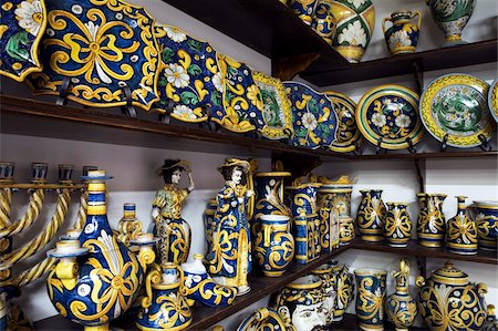 Locally made ceramics, Caltagirone, Sicily, Italy, Europe Foto de stock - Con derechos protegidos, Código: 841-05848603