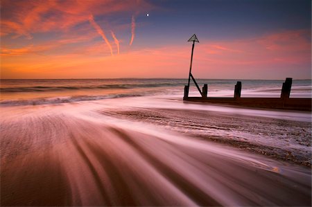 simsearch:841-06034119,k - Surging tide at dawn on a Hayling Island beach, Hampshire, England, United Kingdom, Europe Stock Photo - Rights-Managed, Code: 841-05962647