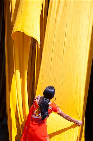 Femme en sari vérifie la qualité de tissu fraîchement teint suspendus pour sécher, Sari garment factory, Rajasthan, Inde, Asie Photographie de stock - Rights-Managed, Code: 841-06031278