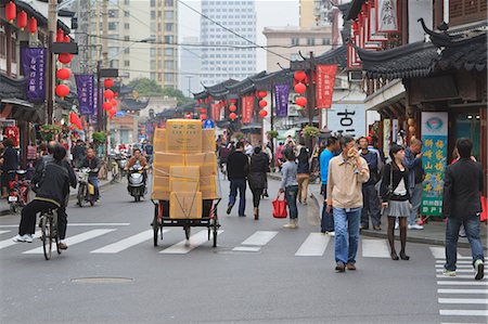 Piétons et le trafic sur Shanghai Old Street, vestige d'une époque révolue, Fuxing, Shanghai, Chine, Asie Photographie de stock - Rights-Managed, Code: 841-06031945