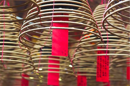 Incense coils and prayers written on red tags in the Man Mo Temple, Hong Kong, China, Asia Foto de stock - Con derechos protegidos, Código: 841-06032011